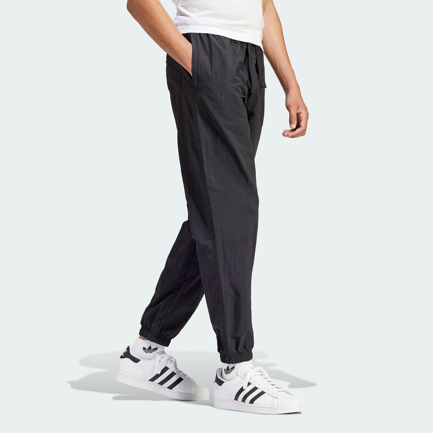 أديداس السراويل الرياضية المنسوجة الرسمية P ESS PANTS WV للرجال IS1796