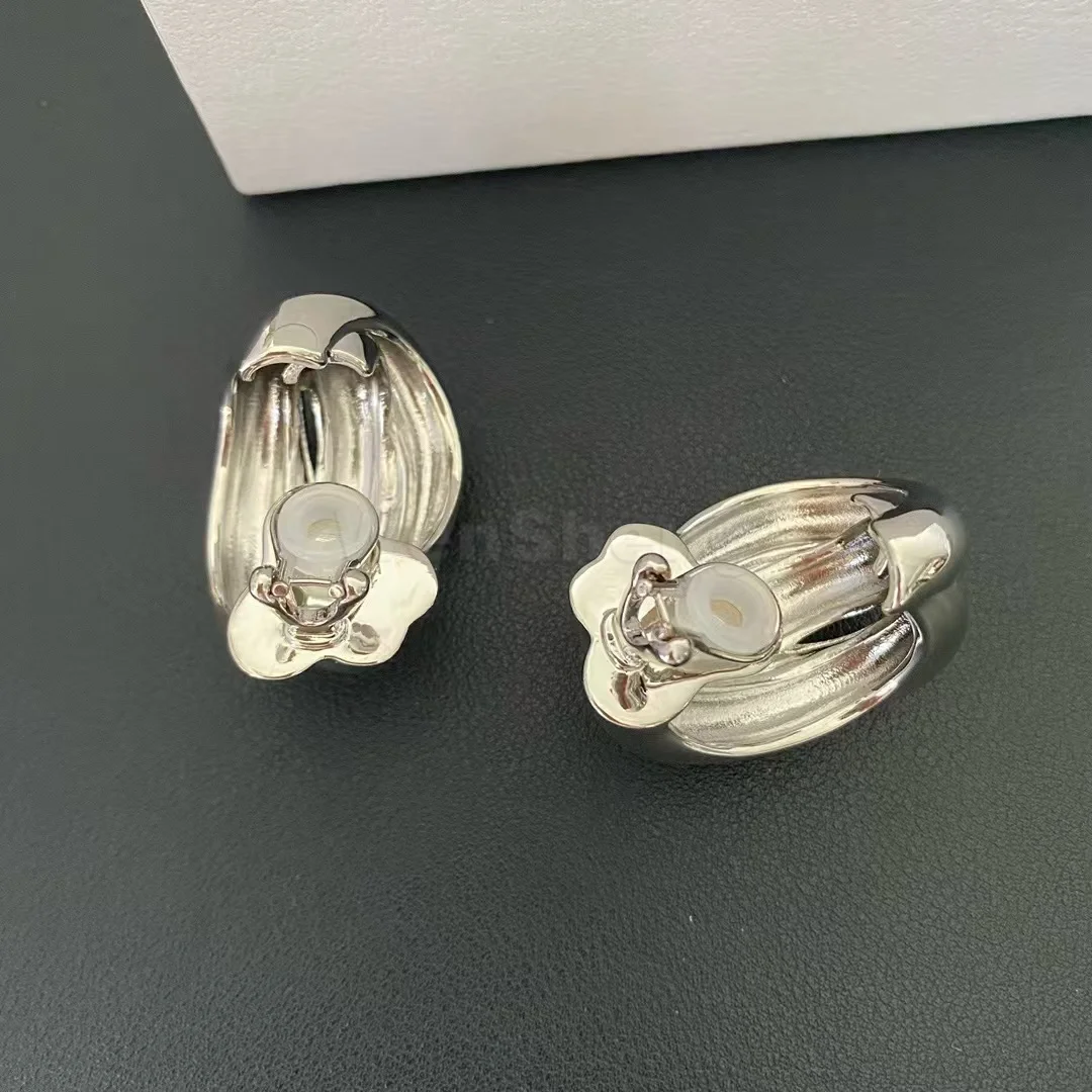 Corrugated corrugated metal ear clips