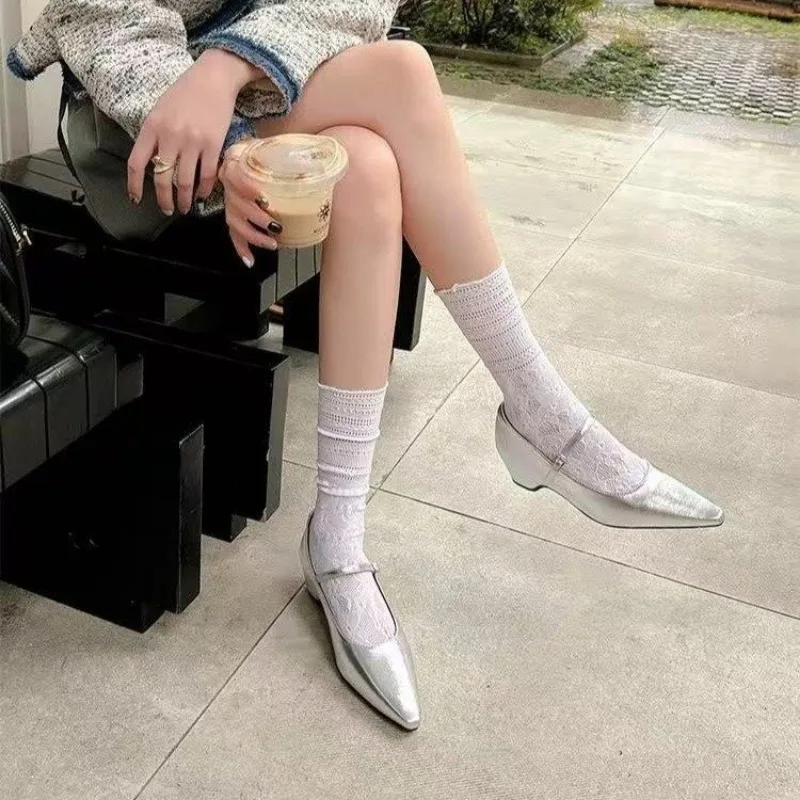 Detailaufnahme der spitzen Zehenpartie und der Metallschnalle an einem eleganten Keilabsatz-Damenschuh, Modell 5413