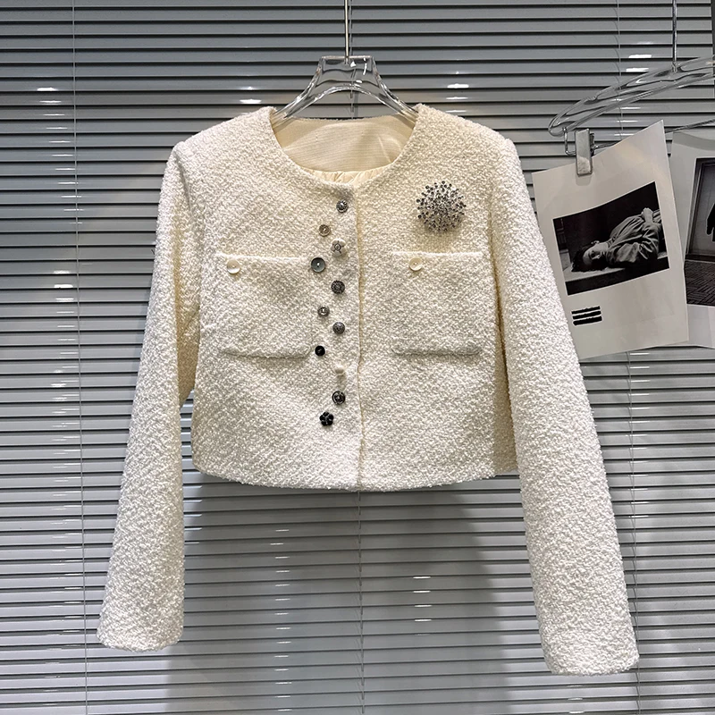 Krótka kurtka z metalową klamrą w stylu małej, delikatnej ozdoby, z wyściółką z puchu, elegancka i modna, nowość na zimę 2025 dla kobiet.