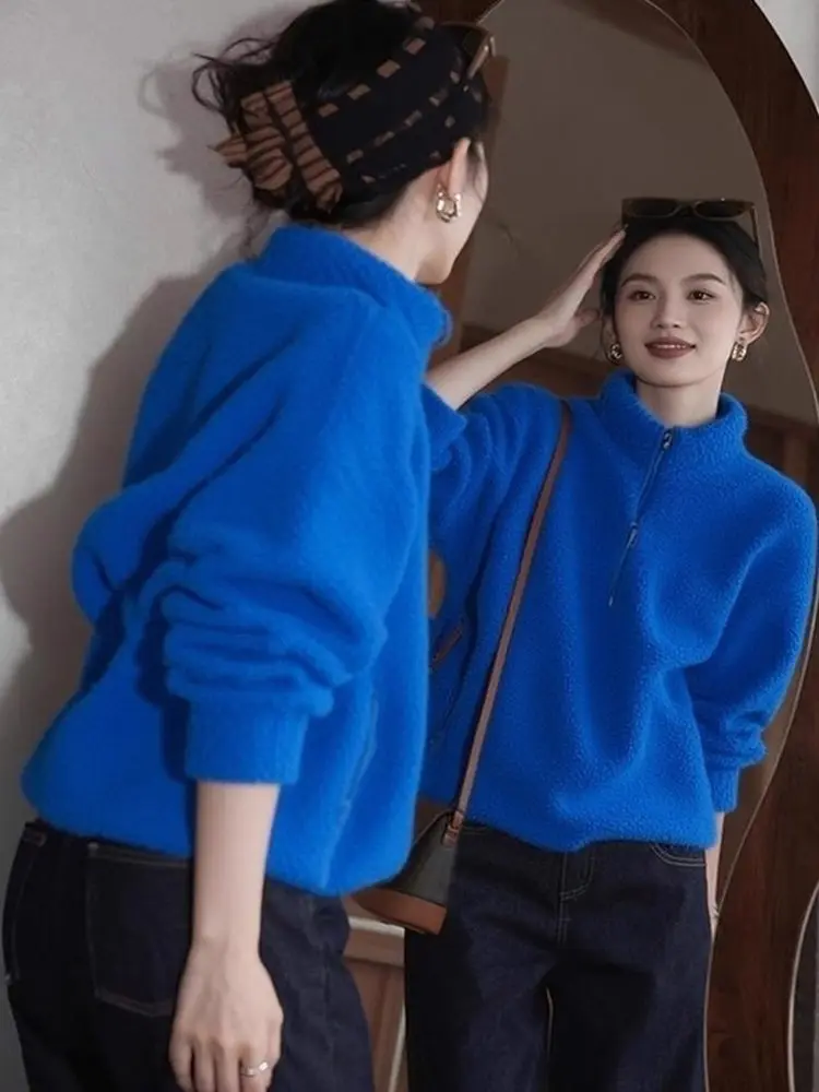 Luźna bluza z jagnięcej wełny damska, niebieska (klein blue), zapinana na zamek, codzienna, top, jesień-zima, nowa, uniwersalna, wygodna.