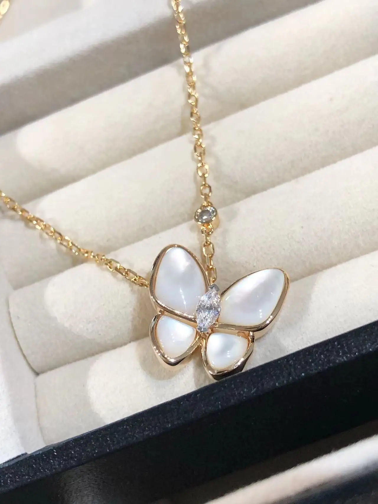 Fashionable and luxurious white Fritillaria butterfly collarbone necklace with a niche design suitable for girls to wear on a da