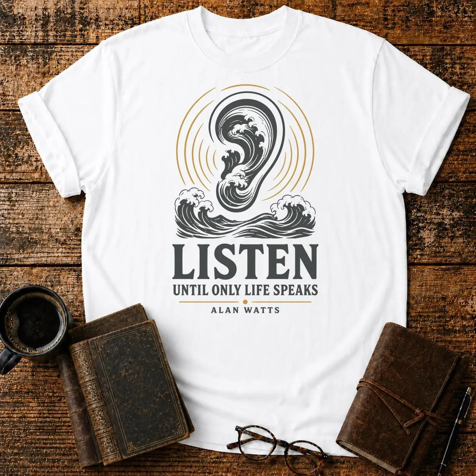 T-shirt unisexe décontracté et doux, style vintage délavé, avec la citation « Écoutez jusqu'à ce que la vie parle », inspiré de la philosophie d'Alan Watts, sur la pleine conscience et l'écoute de la nature.
