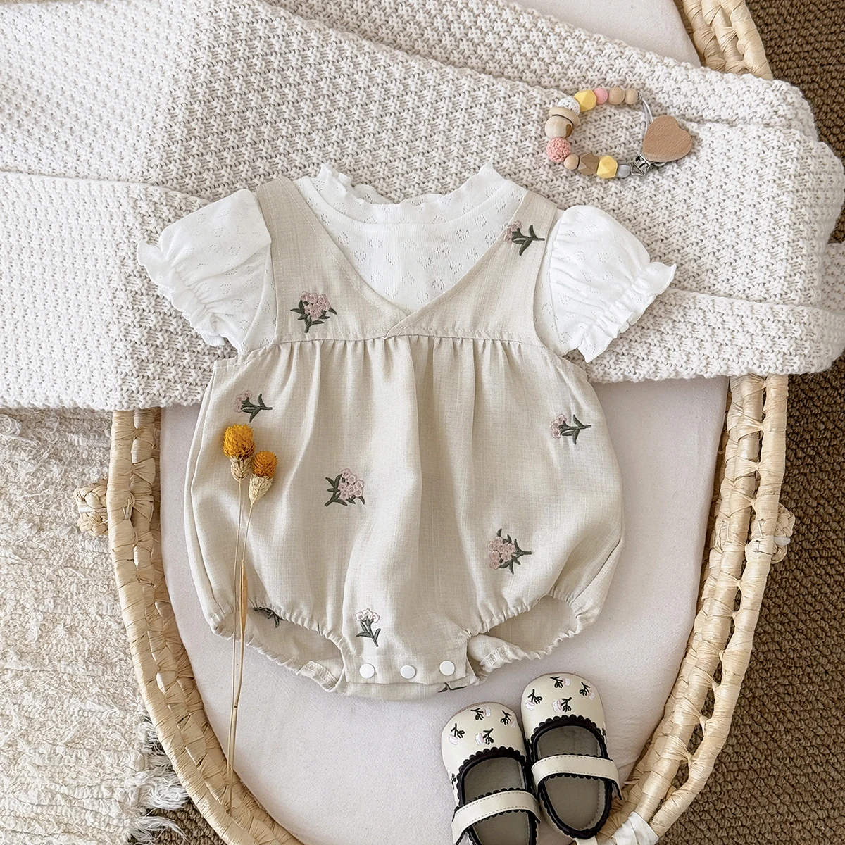 Autumn New Baby White Embroidered Flower Camisole Suit Two Piece Set Baby Bodysuits Newborn Baby Girl Clothes