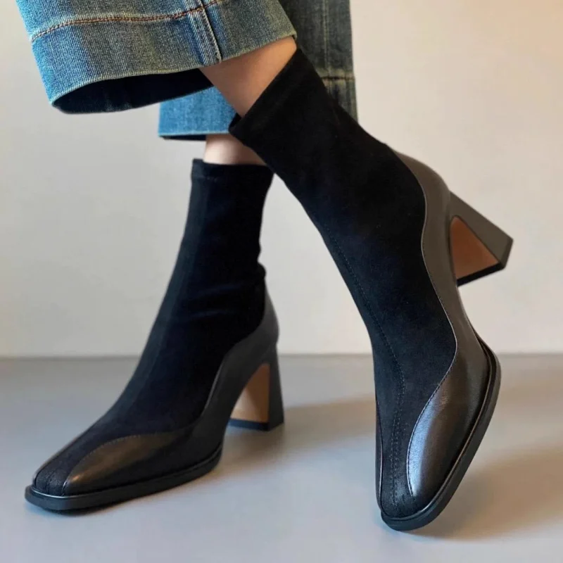 Stivali da donna alla caviglia in pelle scamosciata Scarpe con tacco alto Inverno Nuovo 2025 Stivali da neve di tendenza elegante Tendenza moda Punta quadrata Chelsea Botas Décolleté