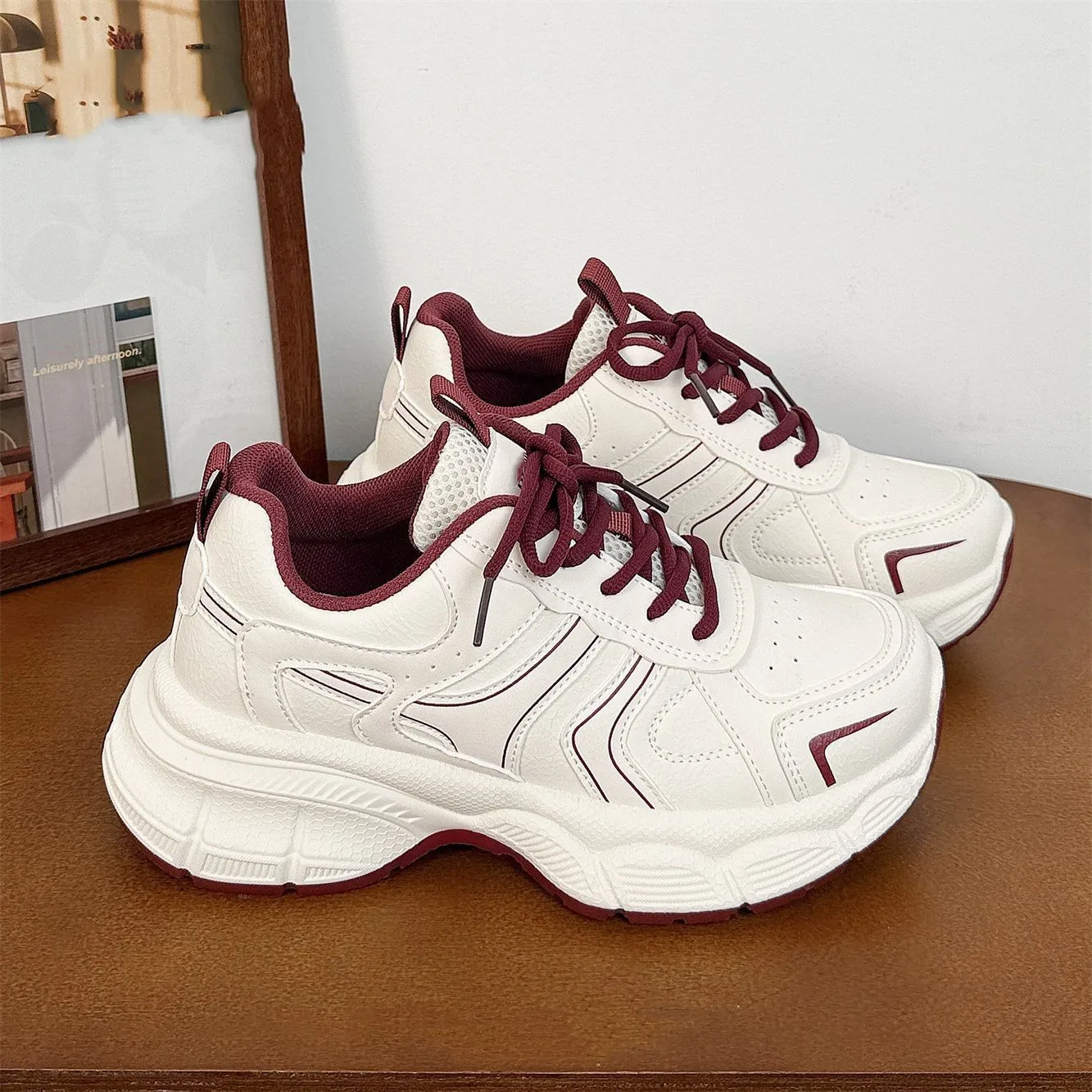 أحذية رياضية بيضاء للنساء مصممة أحذية مشي كاجوال فاخرة للنساء 2025 أحذية رياضية خفيفة الوزن أحذية نسائية