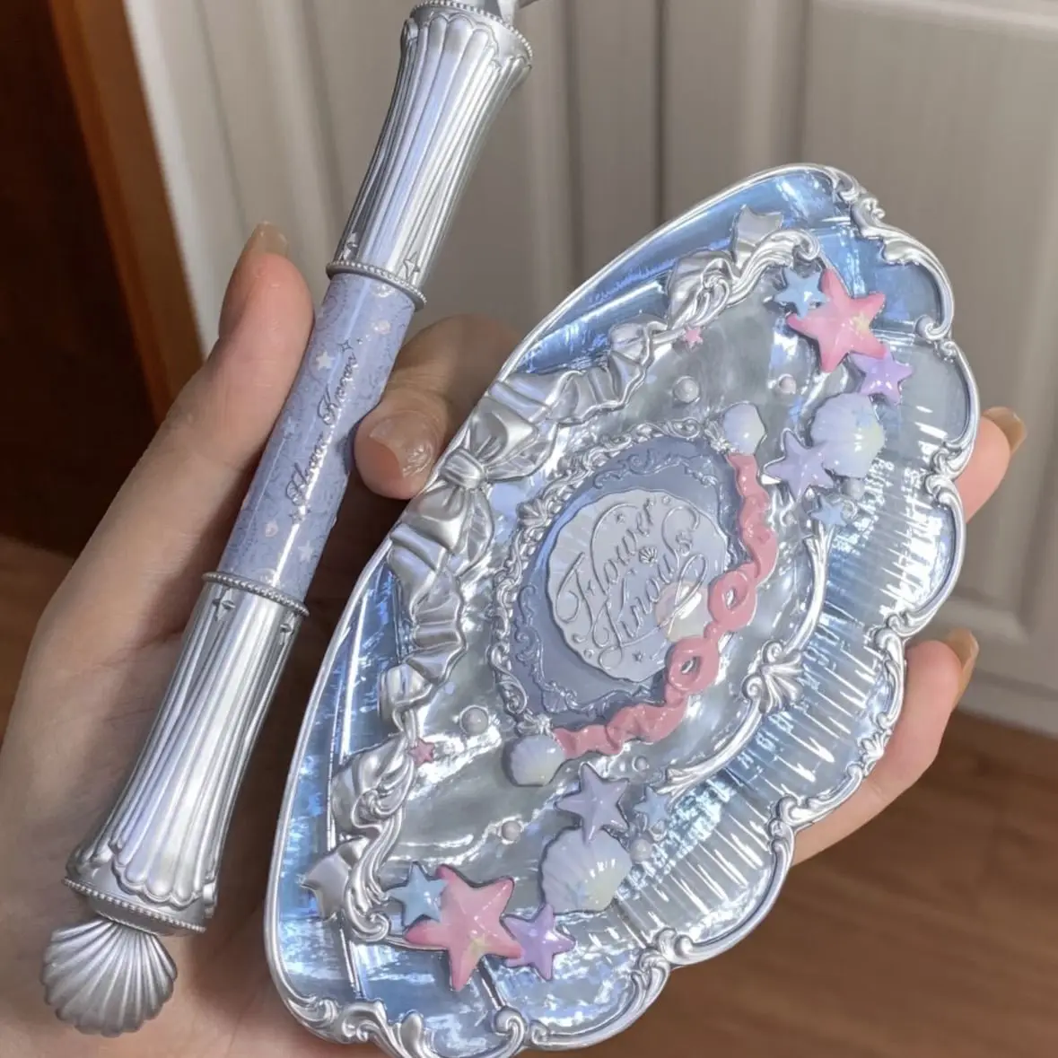 Flower Knows Double-headed Horizontal Silkworm Pen Smooth Outlining Color Retention Brightening Pearlescent Luster Shell Pearl