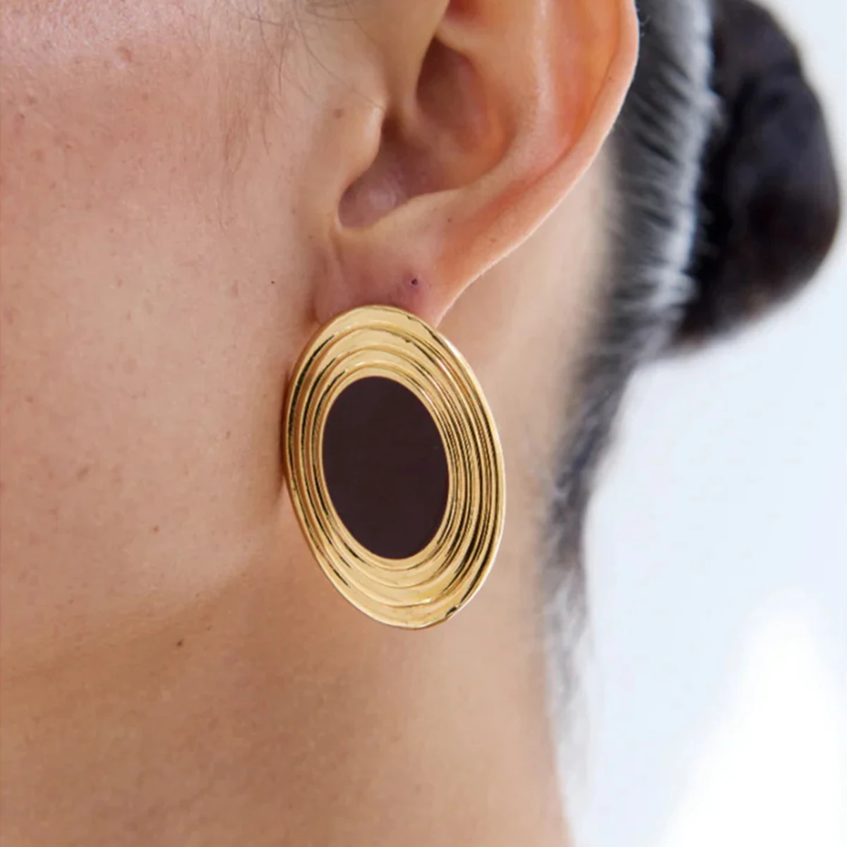 

AIKOER Vintage 18K Gold Color Plated Stainless Steel Oval White Shell Thread Ear Studs Oversized Earrings Women's Jewelry