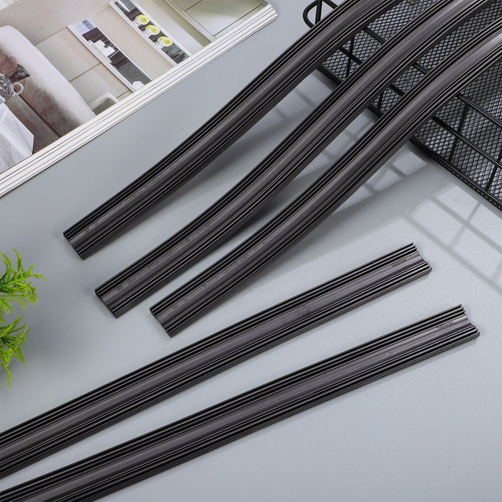 Strisce tergicristallo senza telaio da 10 pezzi Ricarica lama in gomma premium Resistente alle alte temperature Funzionamento silenzioso e liscio per tutti