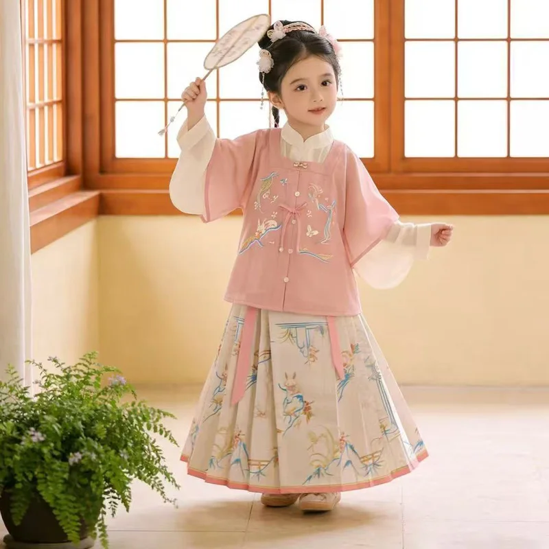 

Китайский ханьфу имитирует комплект с юбкой-«лошадиным лицом» для девочек эпохи династии Мин.