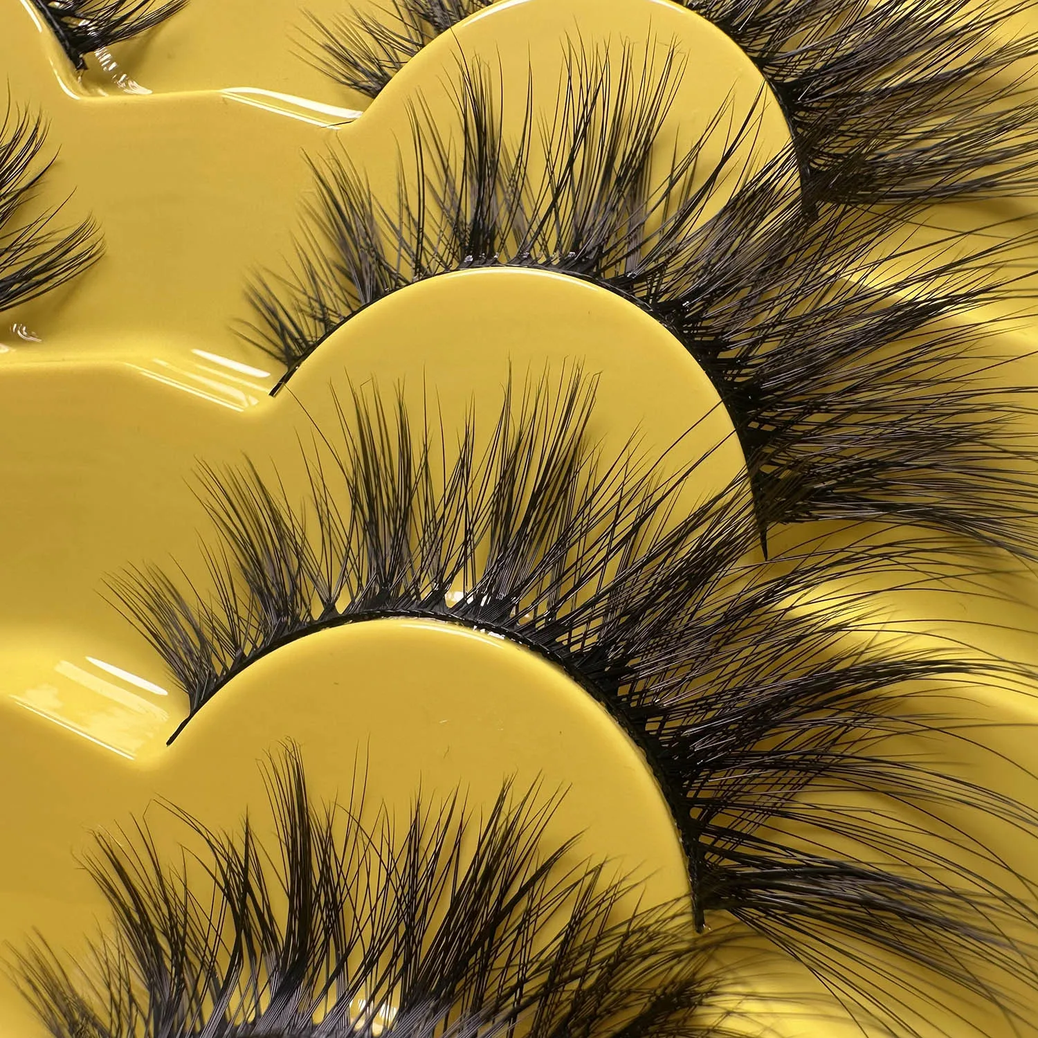 7-piece 3D layered eye shadow with lengthened tail, mixed European/American style, stage makeup, black-themed eyelashes.