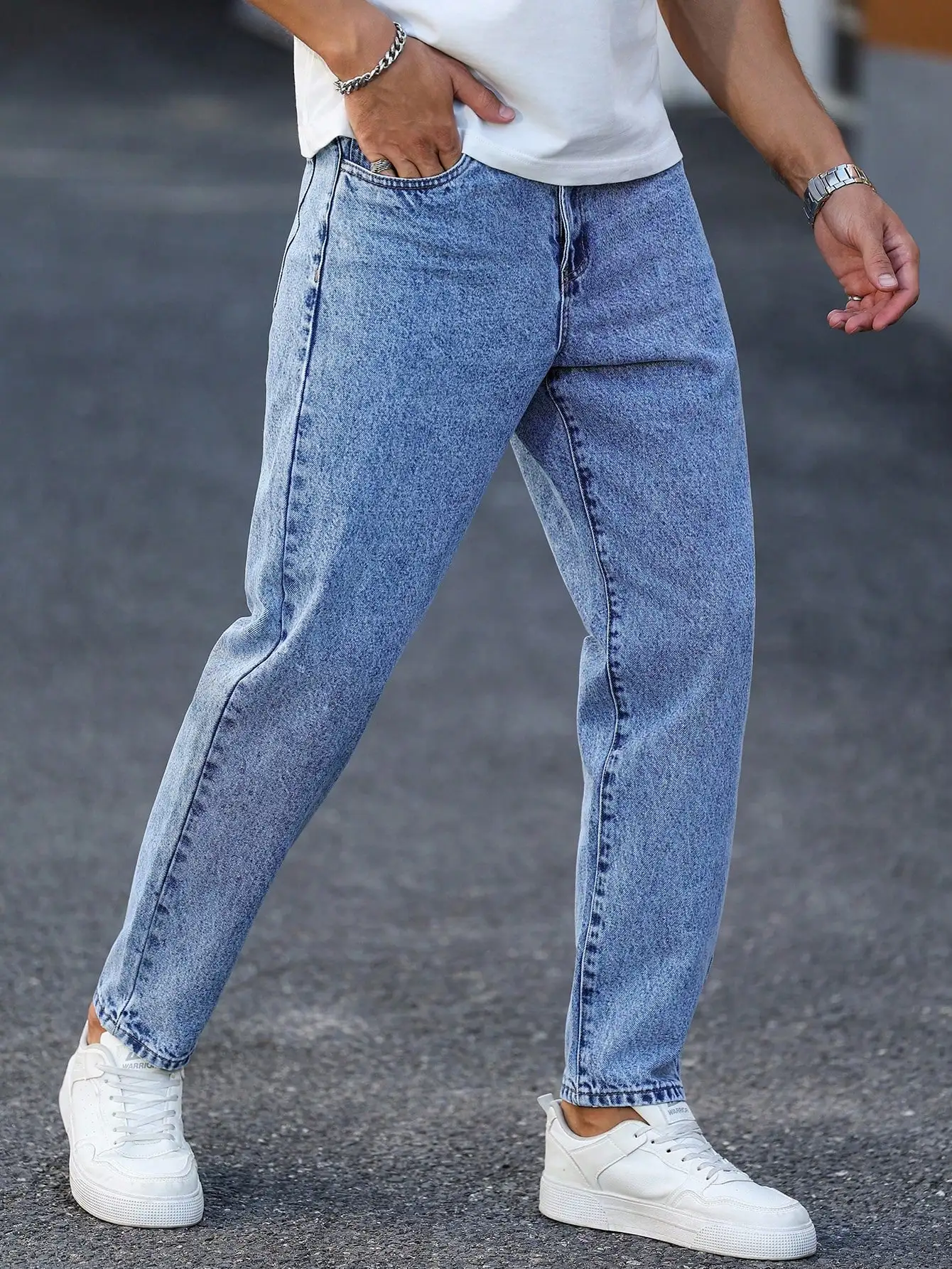 سراويل الدنيم المغسولة باللون الأزرق الفاتح للرجال بسيطة وكاجوال وعصرية ومناسبة للإظهار بأرجل طويلة ومتعددة الاستخدامات.