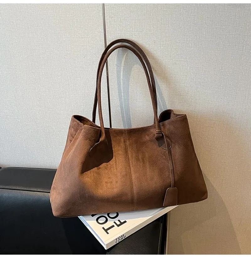 Damen-Schultertasche aus braunem Kunstwildleder, Lässiger Minimalistischer Stil für Tägliche Aufgaben, Wochenendausflüge & Alltägliche Arbeitshandtasche – Detail 21