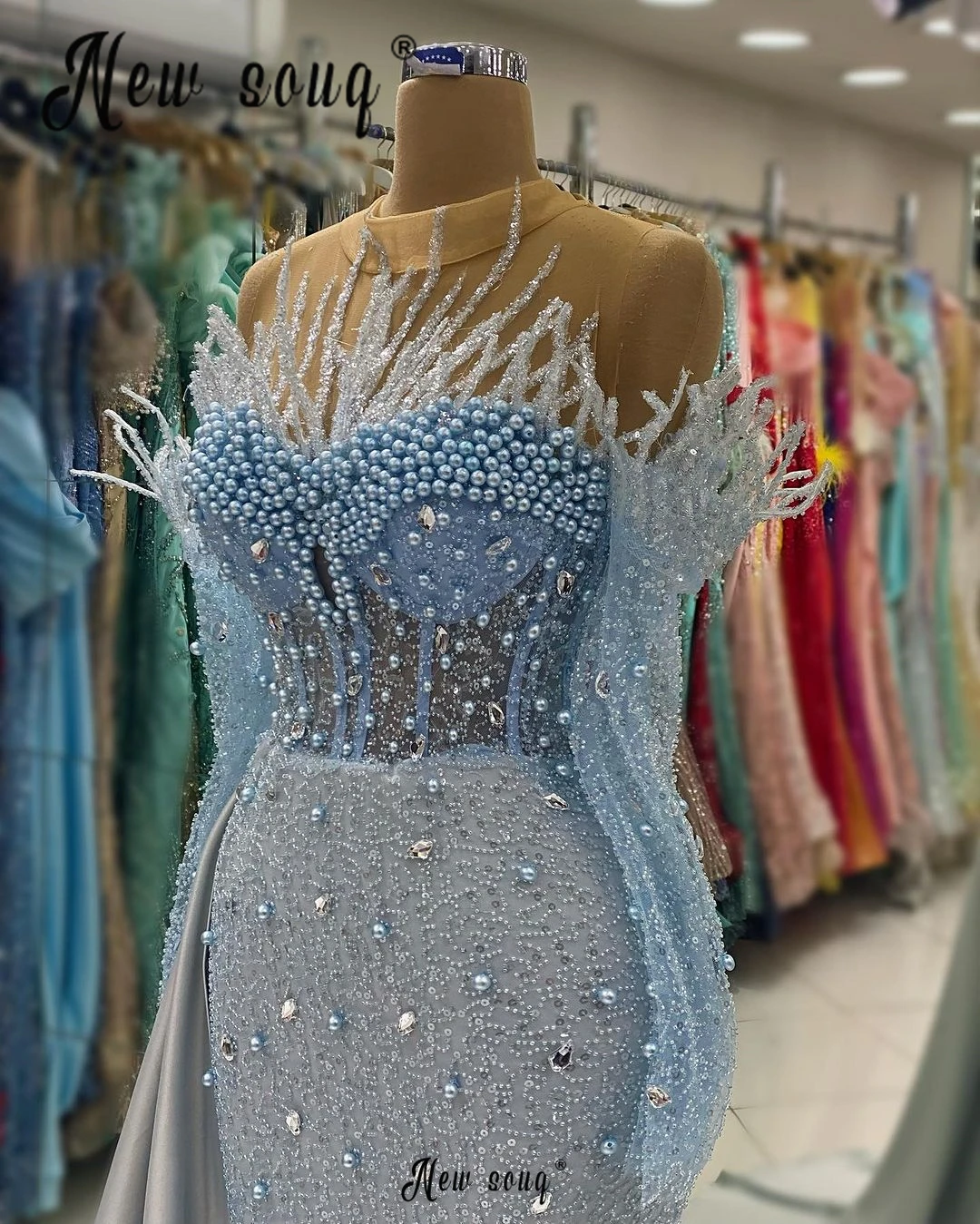 Vestido de noche de lujo con perlas azules ligeras árabes para mujer, vestidos de fiesta de boda, vestidos de graduación formales, tren lateral de manga larga, túnicas elegantes de satén