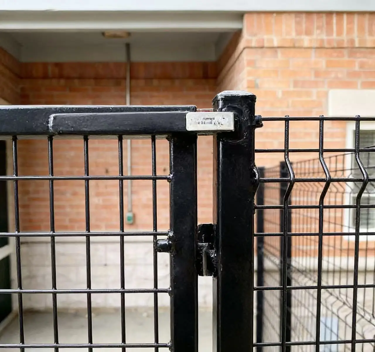 Modern Easily Assembled Steel Security Fence For Gardens Sports & Farms With Eco-Friendly Design Rodent Proof Driveway Gates