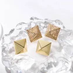 HECHENG-Pyramid Ear Stud para Mulheres, Brincos De Zircão De Latão, Jóias De Orelha Únicas, Acessórios Minimalistas, Presentes