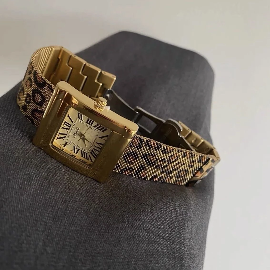 Elegant And Luxurious Women'S Watch Leopard Print Square Dial Steel Band Fashionable And Sophisticated A Perfect Gift For Women.