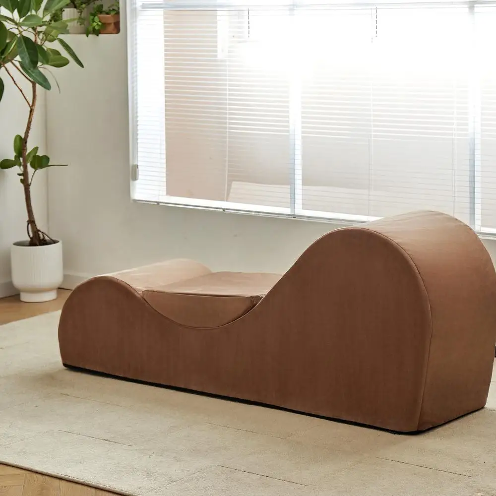 كرسي استرخاء Solace Chaise Lounge بتصميم مريح بدون جاذبية، غطاء رغوي عالي الكثافة قابل للإزالة وقابل للغسل باللون البني