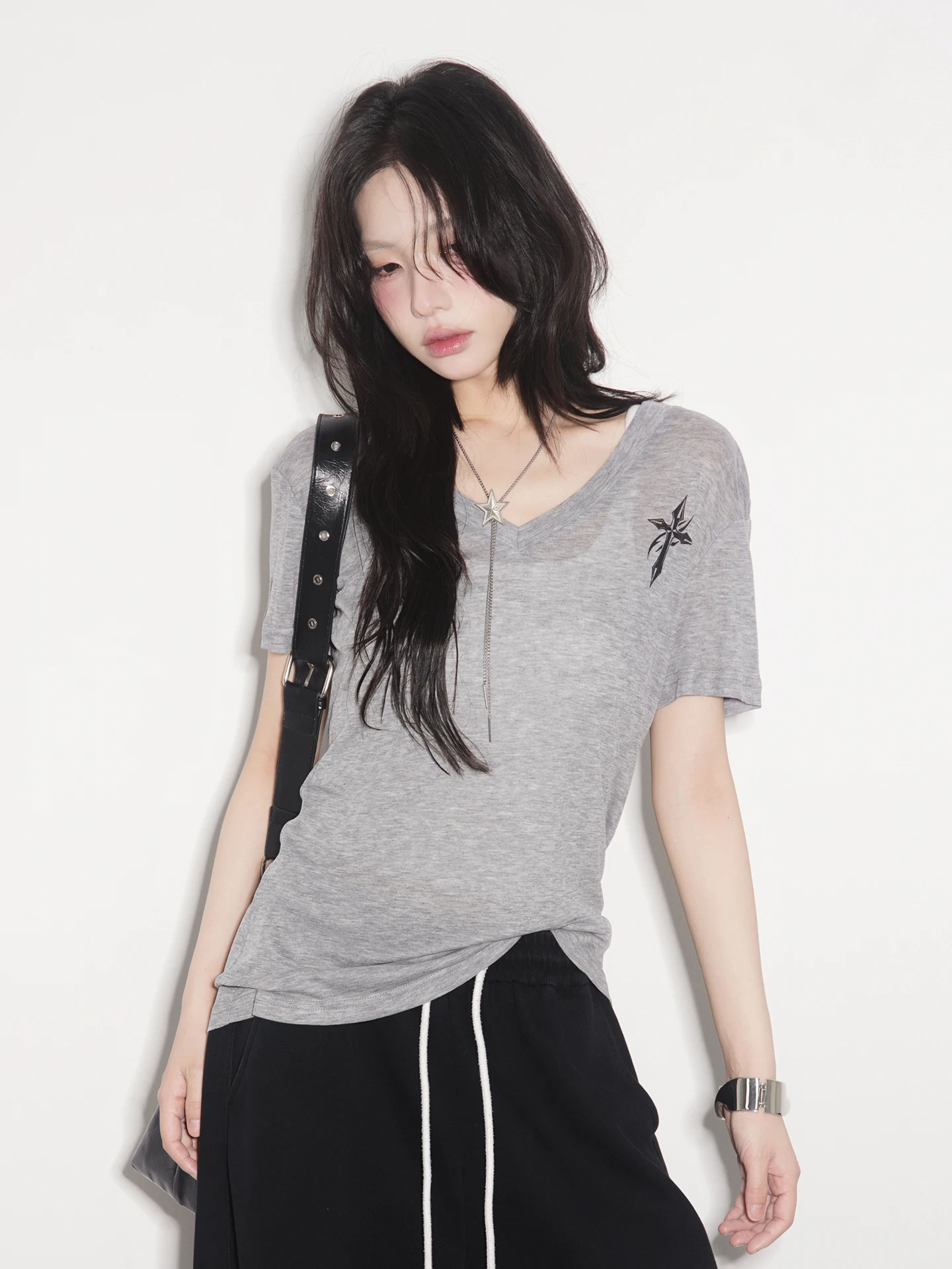 Gravitational Museum Women's T-shirt V-neck Short Sleeve Silk-Like Lightweight Summer Cool Feeling Soft Comfortable Breathable