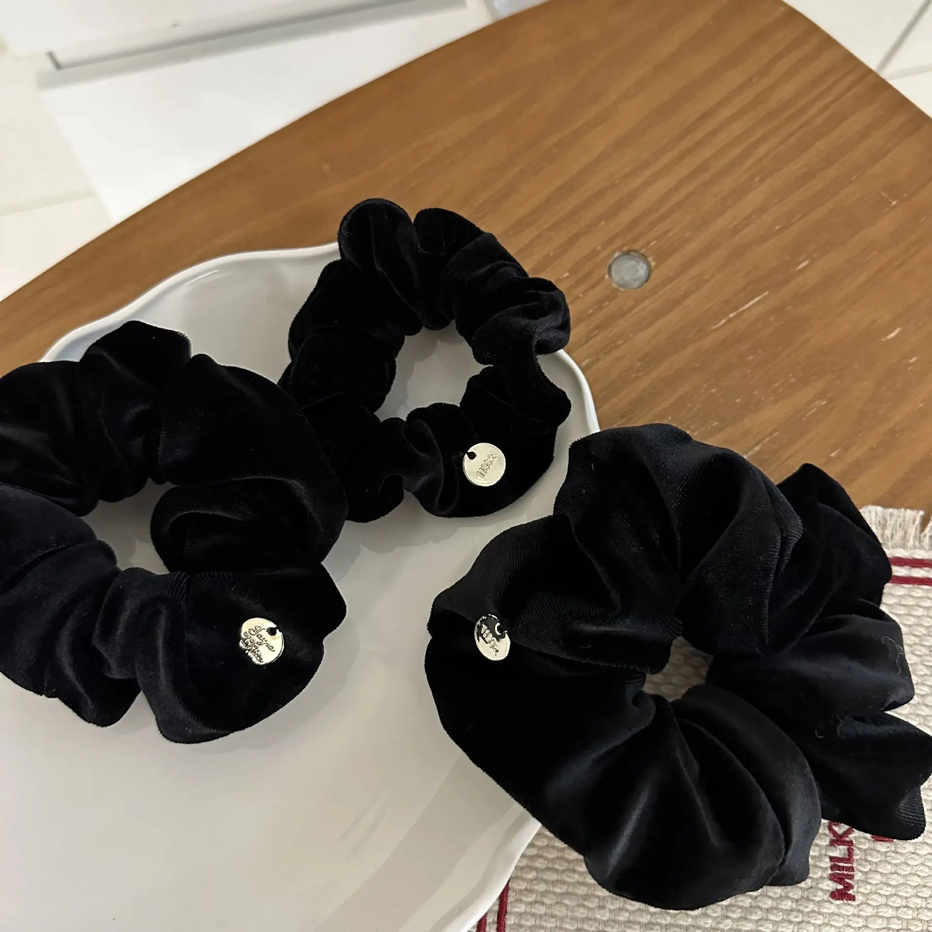 Elásticos de veludo para mulheres, scrunchies de cor sólida, laços, rabo de cavalo, acessórios para cabelo, pequena tabuleta dourada, elegante