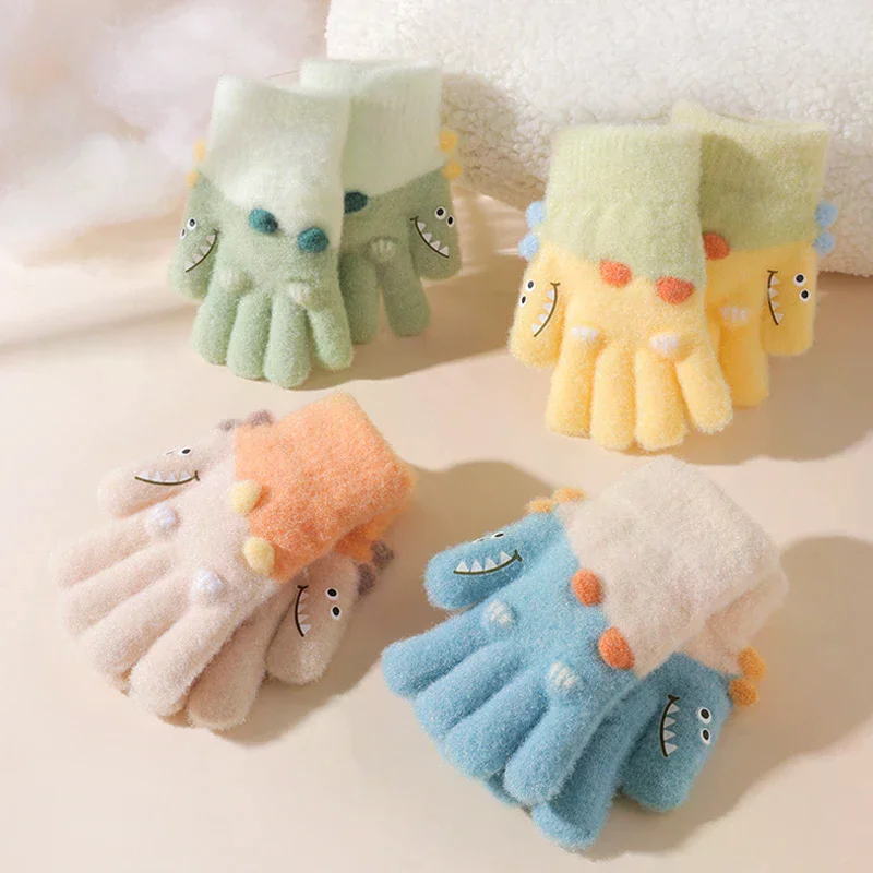 قفازات شتوية دافئة للأطفال بالإضافة إلى قفازات مخملية بخمسة أصابع للأولاد والبنات قفازات محبوكة برسوم كرتونية لطيفة