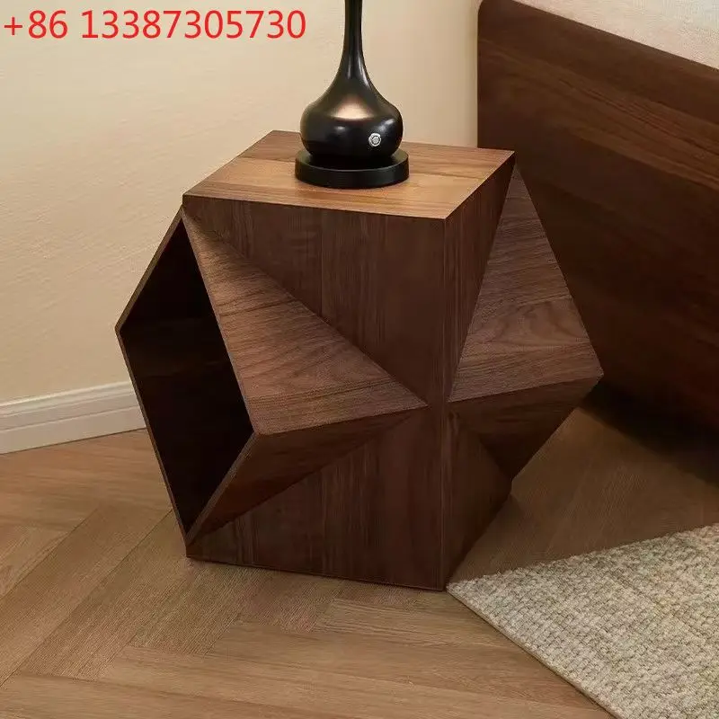 

Новый угловой диван-полиэдр для гостиной с художественной отделкой по краям