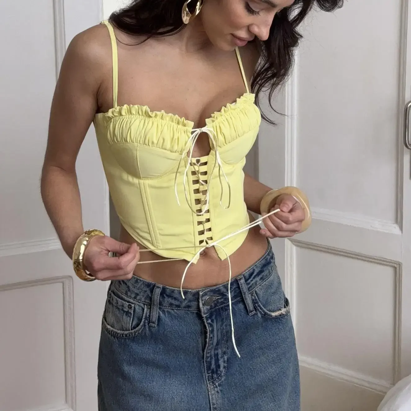 2025 Fasciatura da spiaggia Gilet da donna Sling Scava fuori Ruffles Slash Neck Backless Senza maniche Top femminile Estate Elegante camicetta da donna