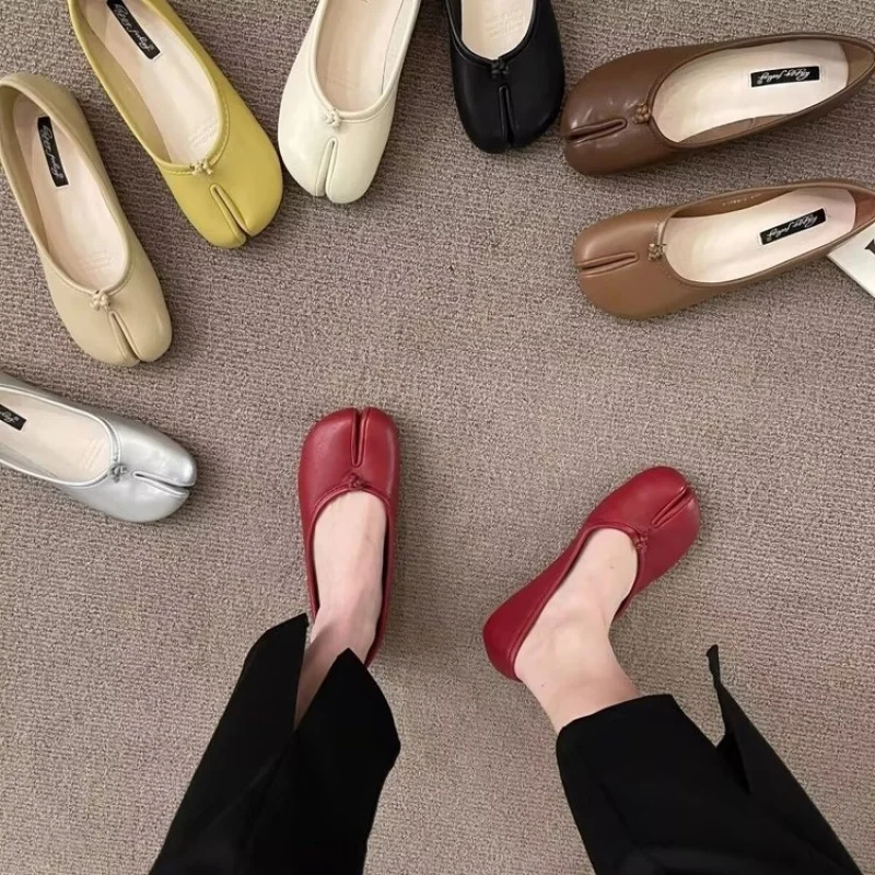 

Design Sense Niche2026New flat boat shoes, French retro style, split-toe loafers for women, autumn footwear