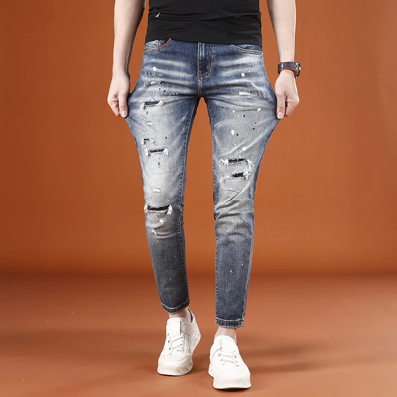 2025 ฤดูใบไม้ผลิใหม่อิงค์เจ็ทพิมพ์กางเกงยีนส์สําหรับผู้ชายอินเทรนด์แฟชั่นอเนกประสงค์ยืดหยุ่นย้อนยุคและเจาะกางเกงเก้าจุด