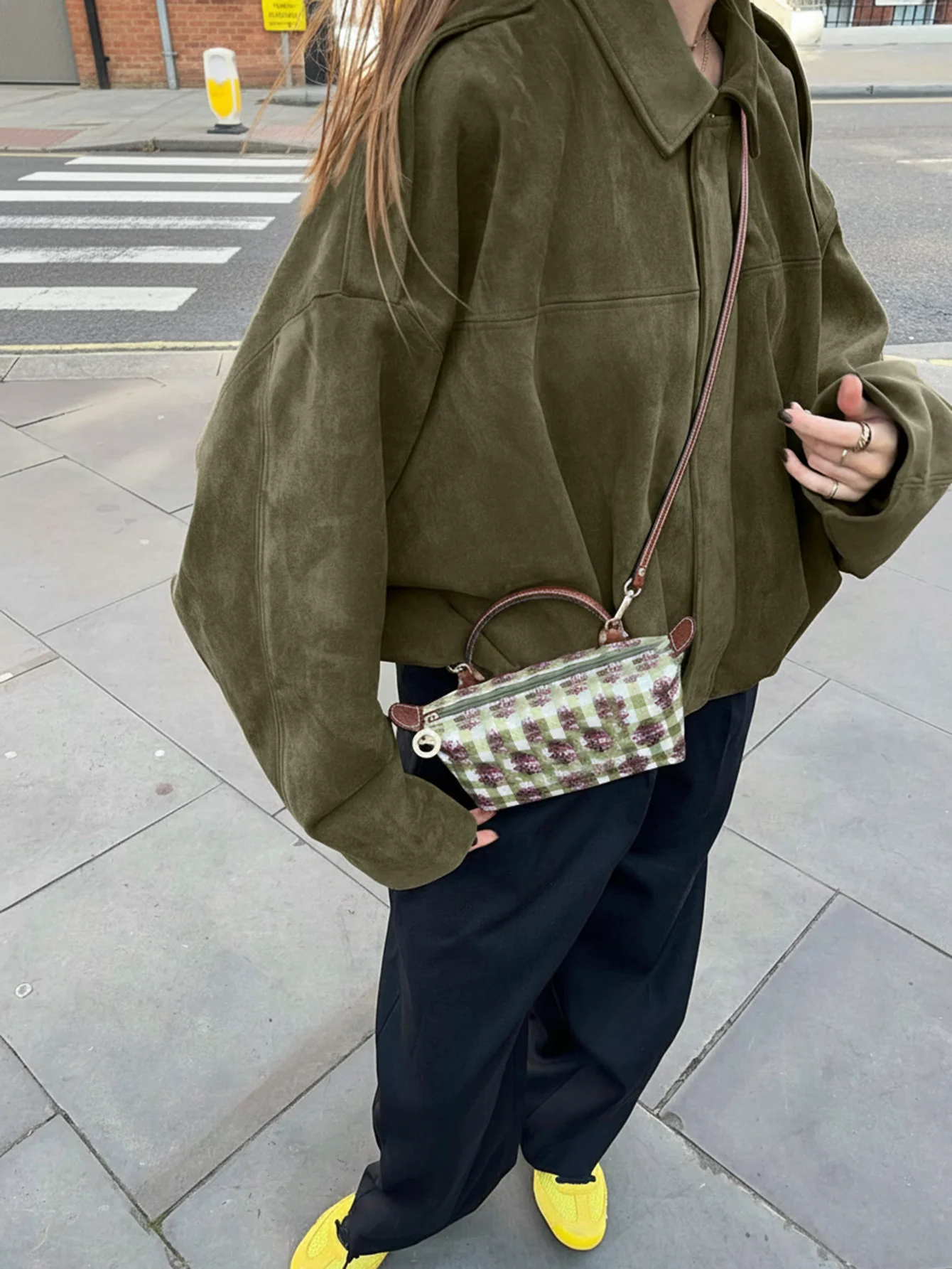 

Женская куртка свободного кроя из искусственной замши на одной пуговице с карманами, цвет хаки, для повседневной носки весной и осенью