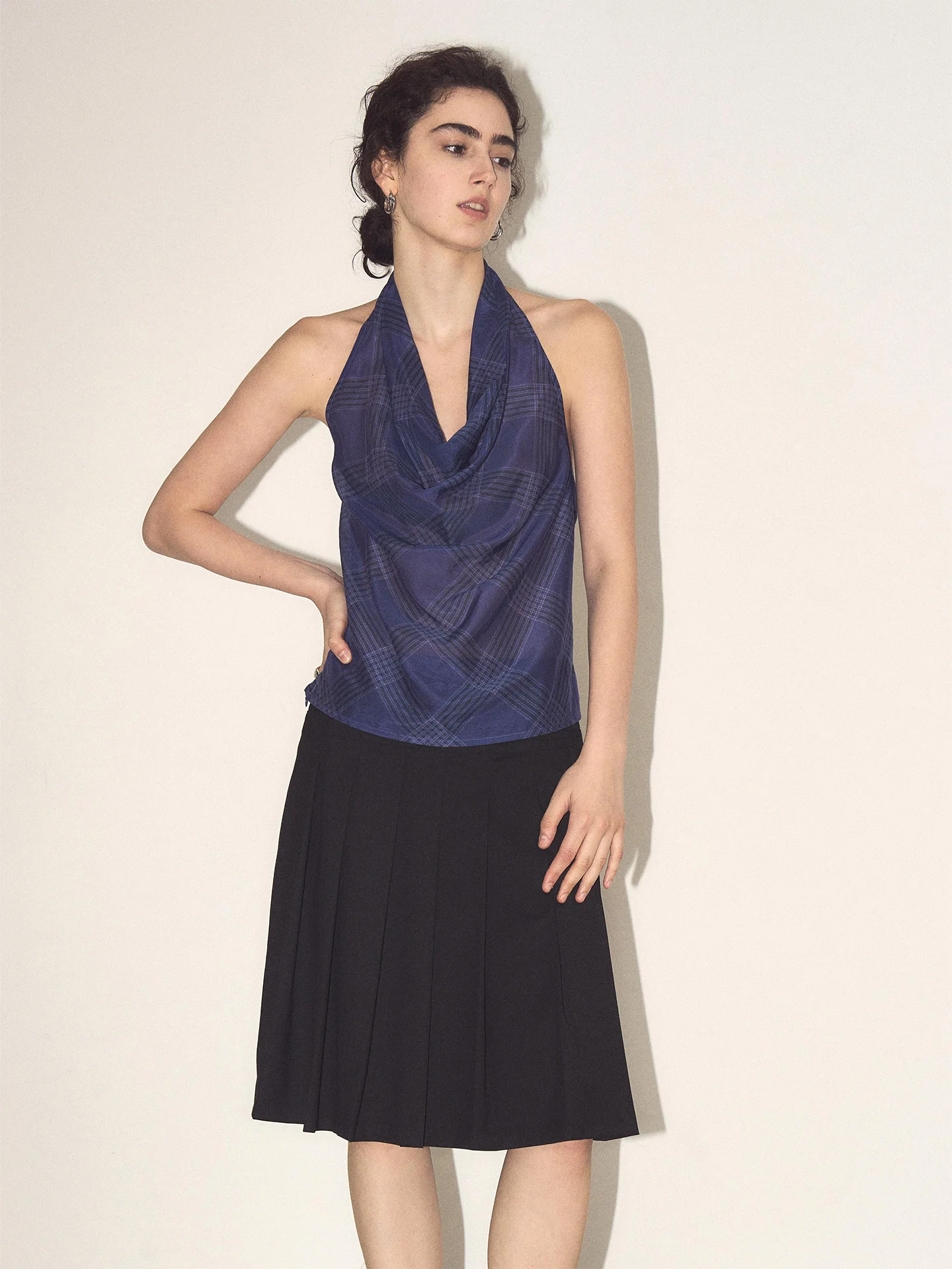 

Черная шерстяная юбка миди с широким поясом, плиссированная короткая юбка, женская, новинка 2026 года, летняя, в стиле Antiform Commute, цвет полиэстер...