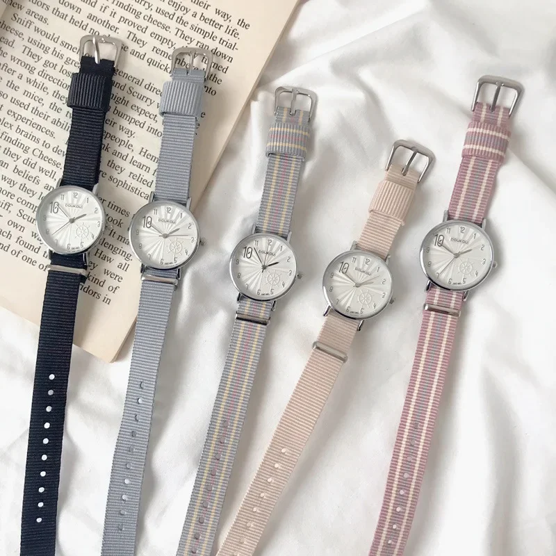 Nieuwe Stripe Eenvoudige Nummer Gear Dial Design Dames Quartz Polshorloges Casual Roze Nylon Band Vrouw Horloge Vrouwen Horloges