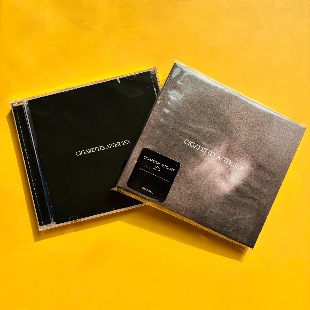 Paquete de CD de Cigarettes After Sex con el álbum de mismo nombre y X's - Álbum de música Dream Pop, Indie Pop, Pop Alternativo