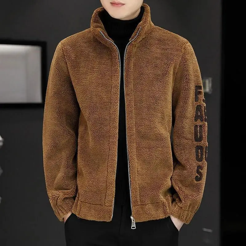 

New 2025 Men's Thiened Lamb Velvet Embroidered Sweatirt Jaet Autumn Winter Warm Inteated Men's Outerwear Faionable