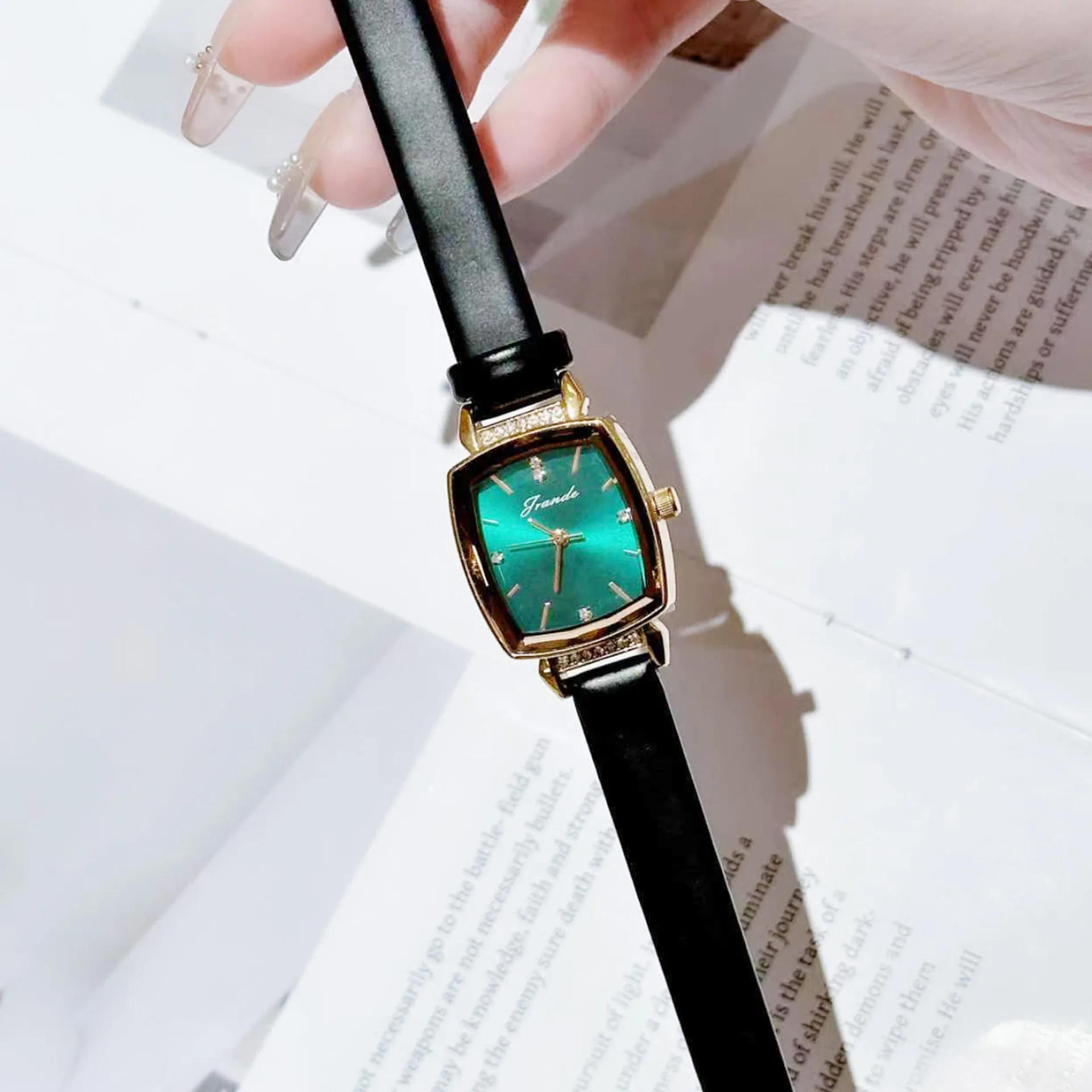 

Новые часы с квадратным циферблатом и кожаным ремешком, изысканные и высококачественные женские часы, идеальный подарок на День святого Валентина.