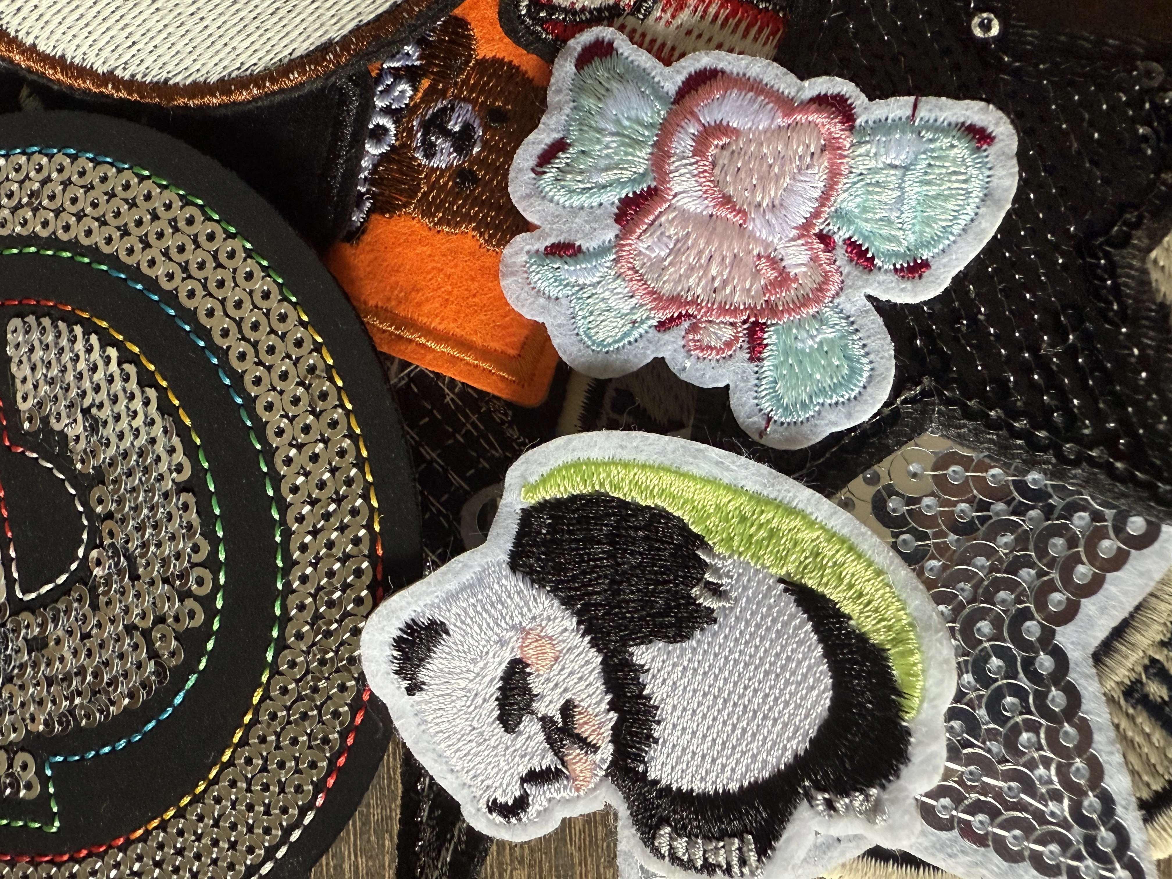 Random 100pcs/bag Mix Iron On and Sew-On Patches Fabric Embroidery Patches for Clothing DIY Clothes Stickers Appliques
