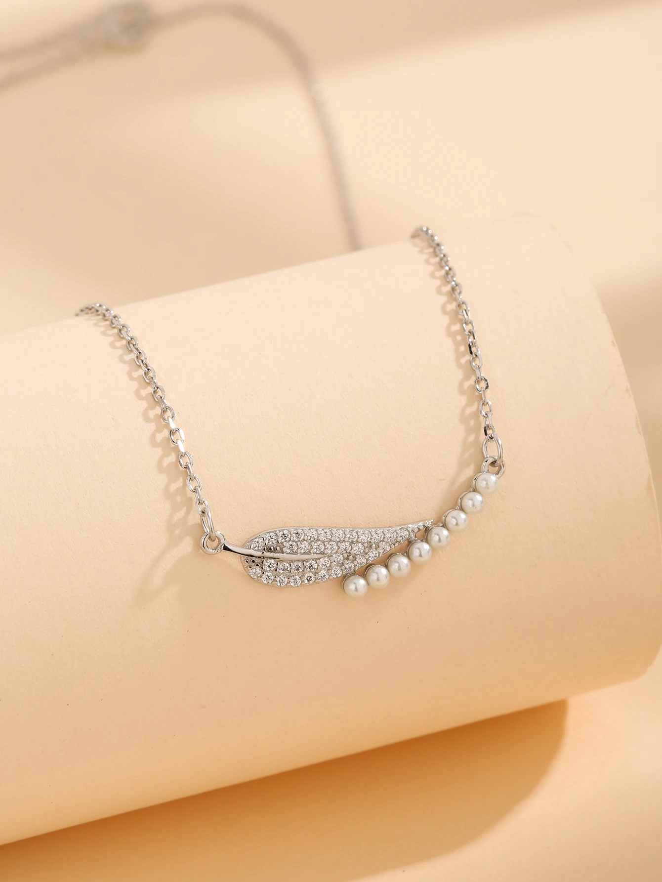 new personalized collarbone chain minimalist pearl row design S925 silver leaf necklace