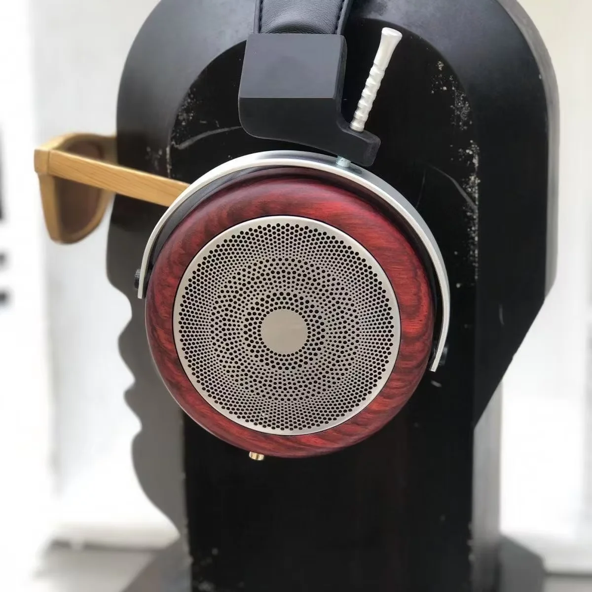 

DIY style headphone cases made of various precious woods, with multiple styles to choose from