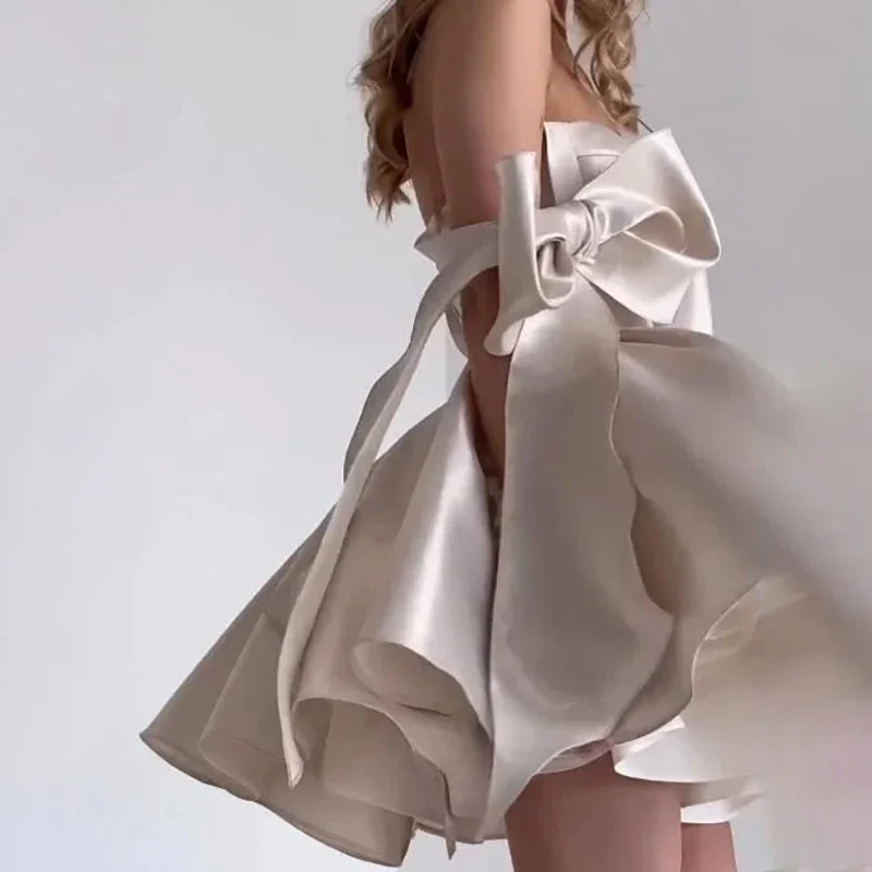 فساتين سهرة قصيرة للحفلات الراقصة وحفلات الكوكتيل، فساتين رسمية للنساء، فساتين حفلات أنيقة على العرض، رداء سهرة مخصص