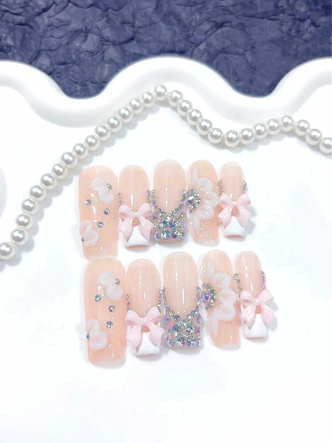 Pfirsichfarbene, nackte 3D-Rosa-Schleife zum Aufdrücken der Nägel – künstliche Nägel mit schillerndem Strass-Blumenakzent, handgefertigt für Frauen (D601)