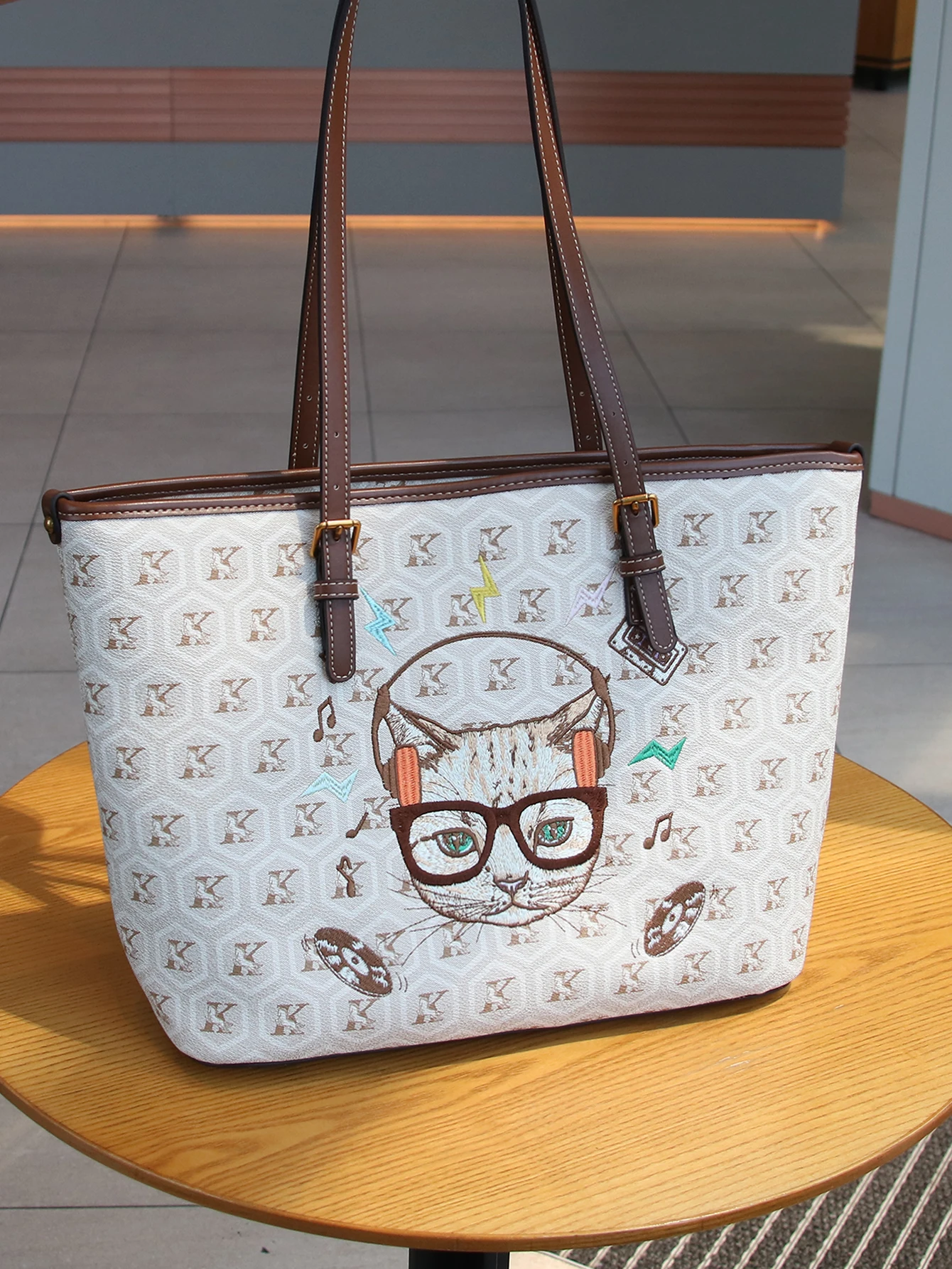 

2025 autumn fashion Joker advanced texture ladies bucket bag heavy embroidery cat pattern advanced texture retro printing one-sh