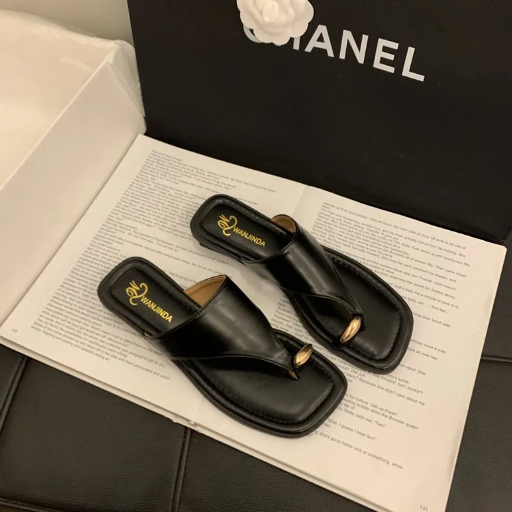 Damen Sommer Flip-Flops mit flacher Sohle, Zehenstegsandalen, eckige Zehenpartie, Kunstleder, weiche Sohle, rutschfeste Schuhe für Strandurlaub und Alltag – Detail 3