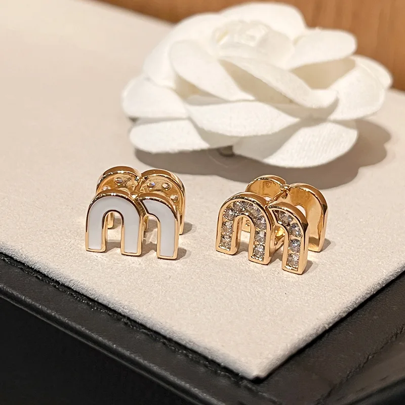 

Милые серьги-гвоздики в форме буквы M, модные серьги с цирконием, украшения для женщин