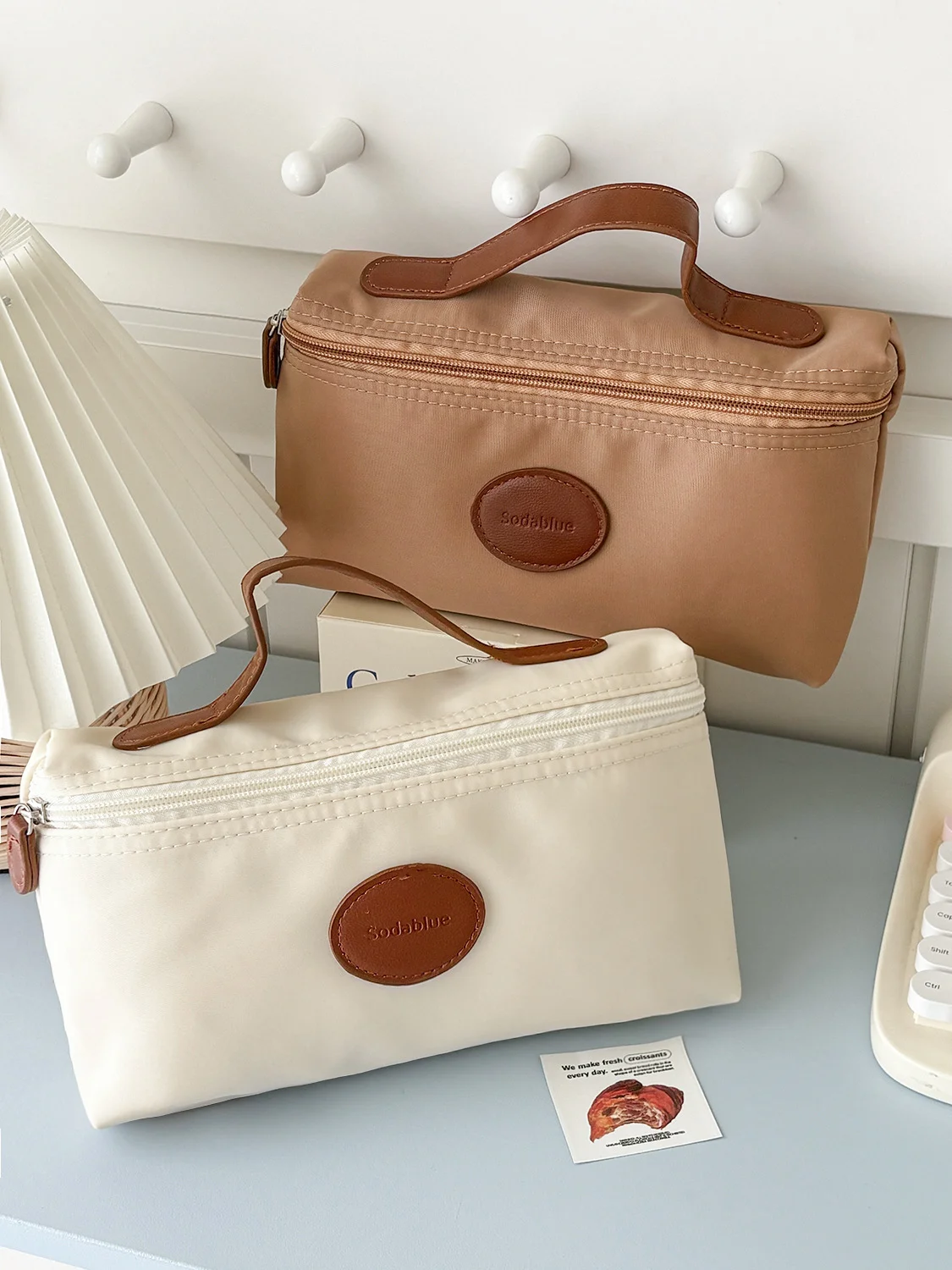 Hochwertige, stilvolle, leichte, unisex tragbare Kosmetiktasche mit Lederetikett, Nylon-Handtasche, neues Modell. – Detail 5