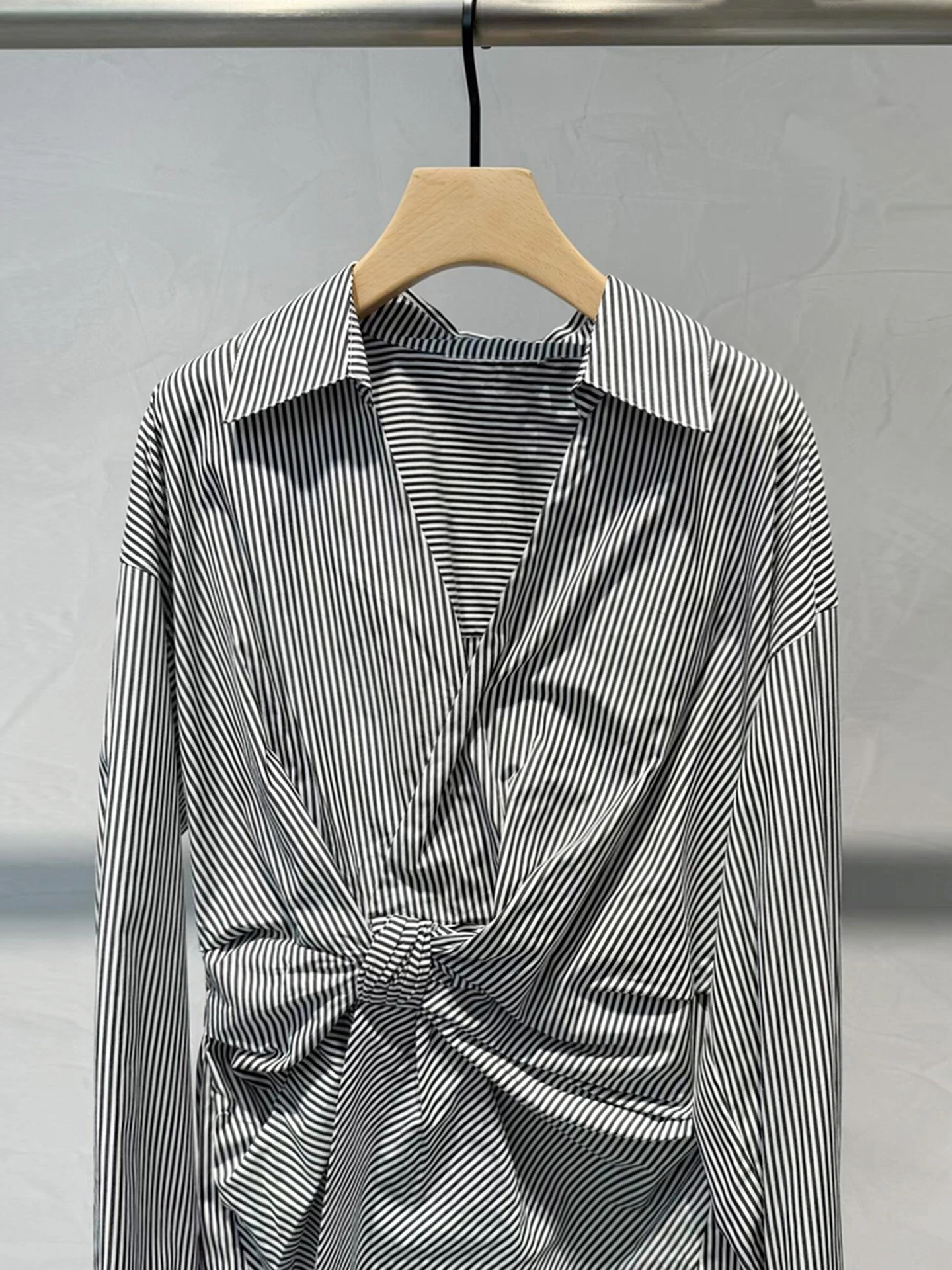 

High-End Women's Striped irt V-Ne Turn-down Collar Casual Top Fem Faion Design Spring Autumn Seasonal Clothing