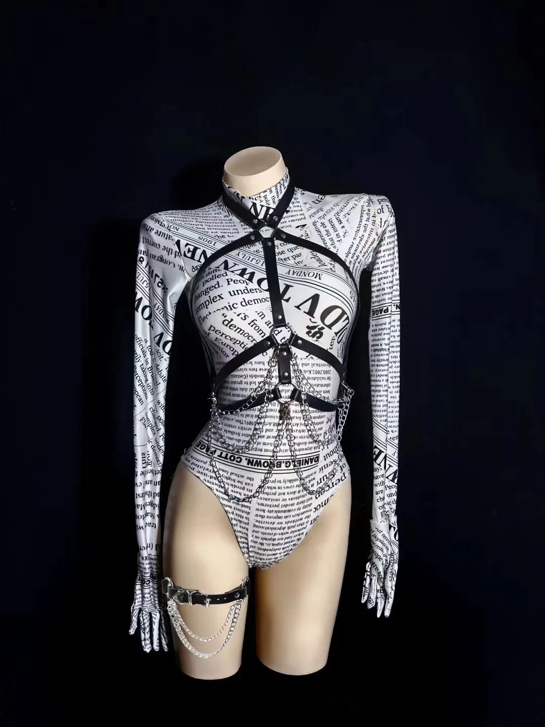 Black White Newspaper Letter Bodysuit With Chest Chains Rave Outfit Women DJ Bar Nightclub Gogo Dance Costume Sexy Performance