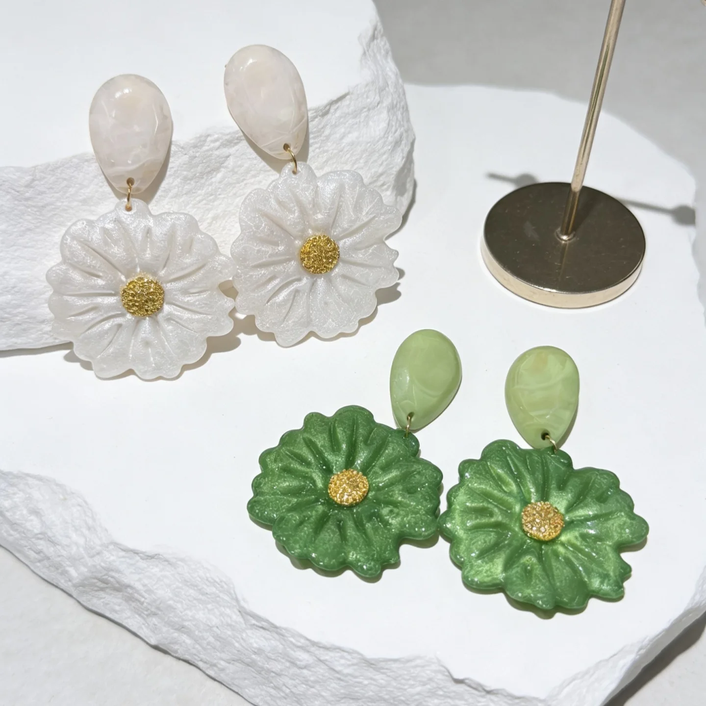 Exaggerated internet-famous resin daisy floral earrings, personalized petal stud earrings for women, super fairy forest floral e