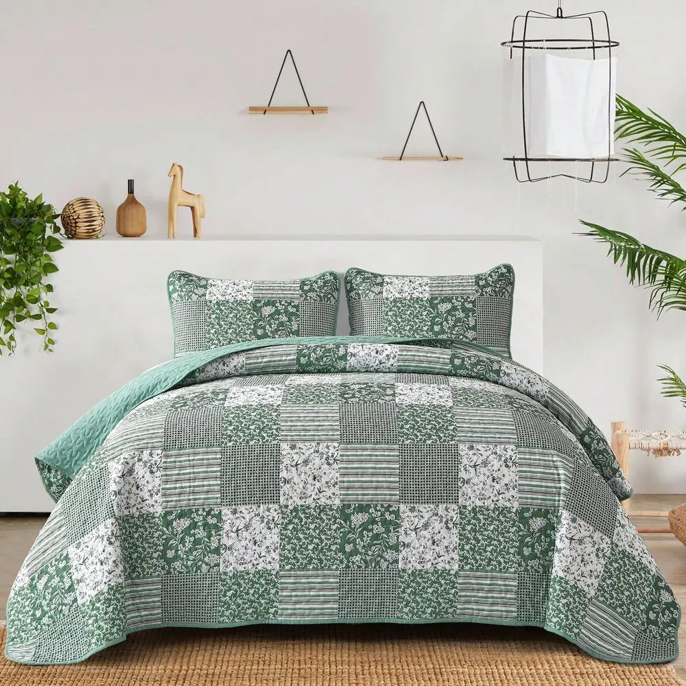 

Комплект двустороннего покрывала с цветочным и клетчатым узором в цвете шалфейно-зеленый, размеры Queen, King, California King, из мягкого микрофибрового материала.