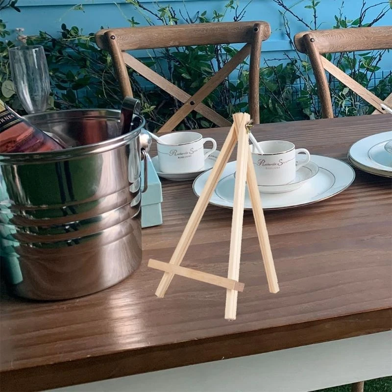 Cavalletto in legno per display triangolare utilizzato come supporto per telefono cellulare. oggetto. migliore