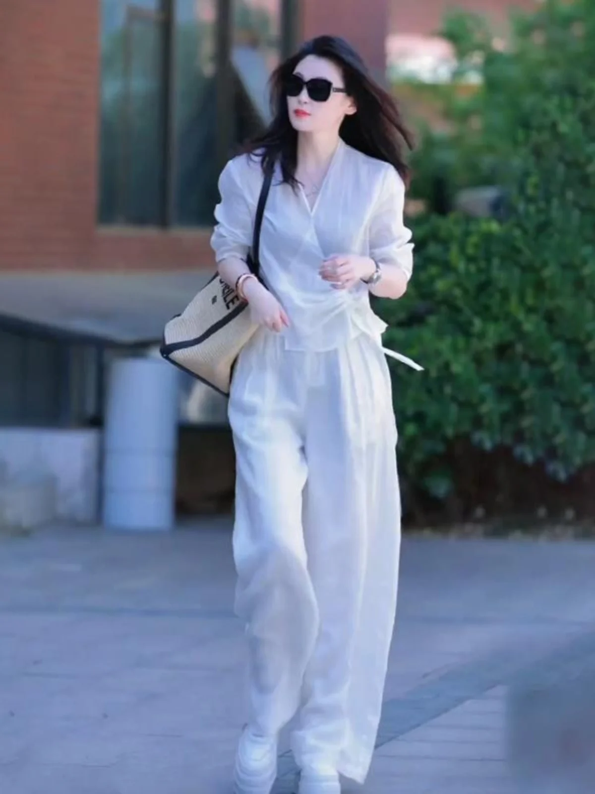 

Модный легкий летний женский костюм-двойка 2024: топ с V-образным вырезом и длинными рукавами, брюки 7/8, на высоком каблуке